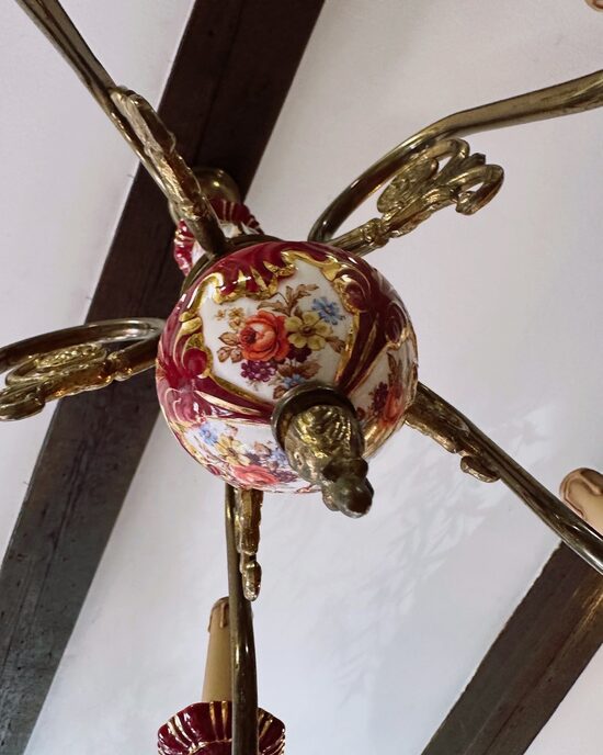 Lustra ar porcelāna detaļām
