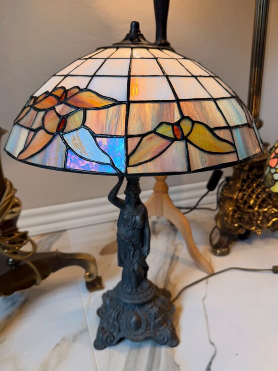 Tiffany galda lampa- Dāmas varā