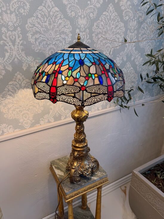 Spāru karaliene uz bronzas kājas