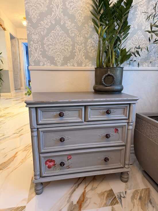 Pelēkā rožu kumode🌹