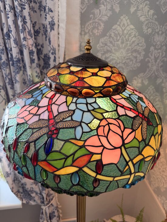 Tiffany stāvlampa- Krāsu reibumā