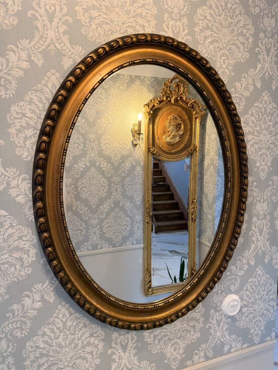 Liels ovāls spogulis