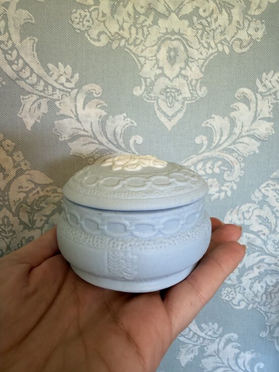 Biskvīt porcelāna lādīte